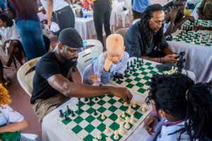 Tunde Onakoya teaching chess